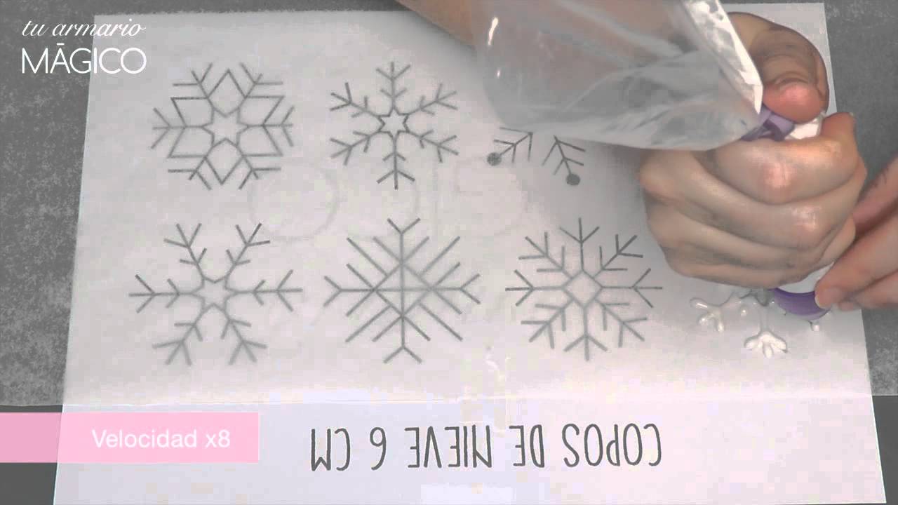 Cupcakes inspirados en Frozen con copos de nieve de royal icing