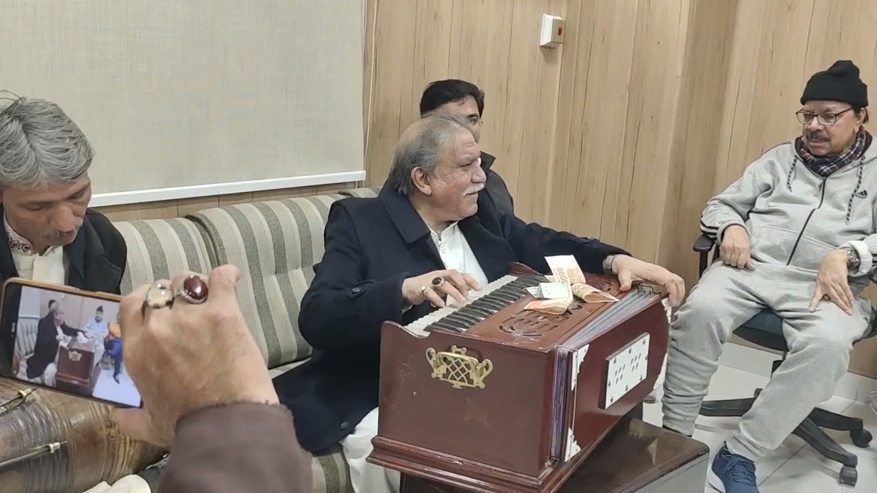 ملک کے نامور موسیقار ذوالفقار علی ، گوجرانولہ میں اپنے فن کا مظاہرہ کرتے ہوئے