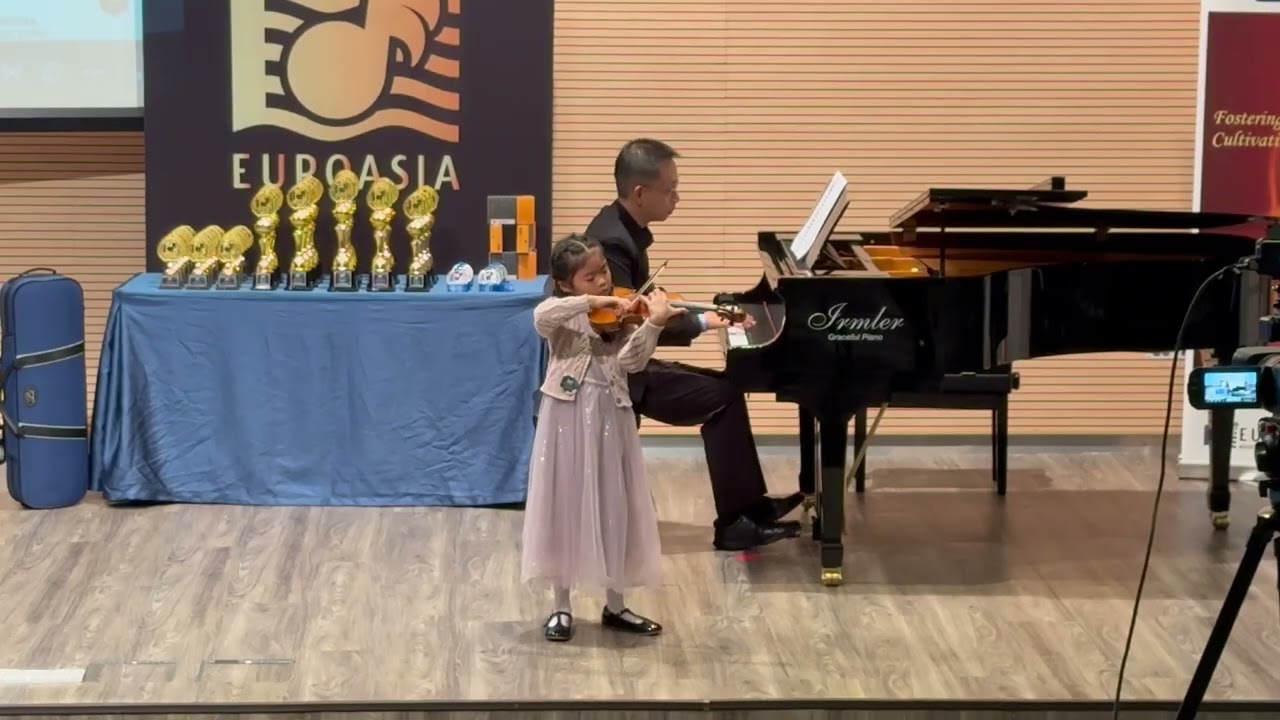 Sarasate: Introduction & Tarantella, Op.43 | Esther Lim (8yo)