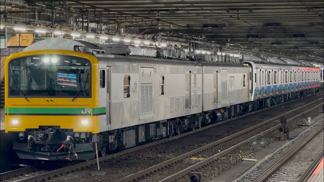 【4K高画質】【仙石線用新型車両の第１１編成  新津出場新製配給】クモヤE493系オク02編成＋E131系800番台ｾﾝN11編成が大宮駅6番線に到着停車〜発車！（配9744M）2026.2.14