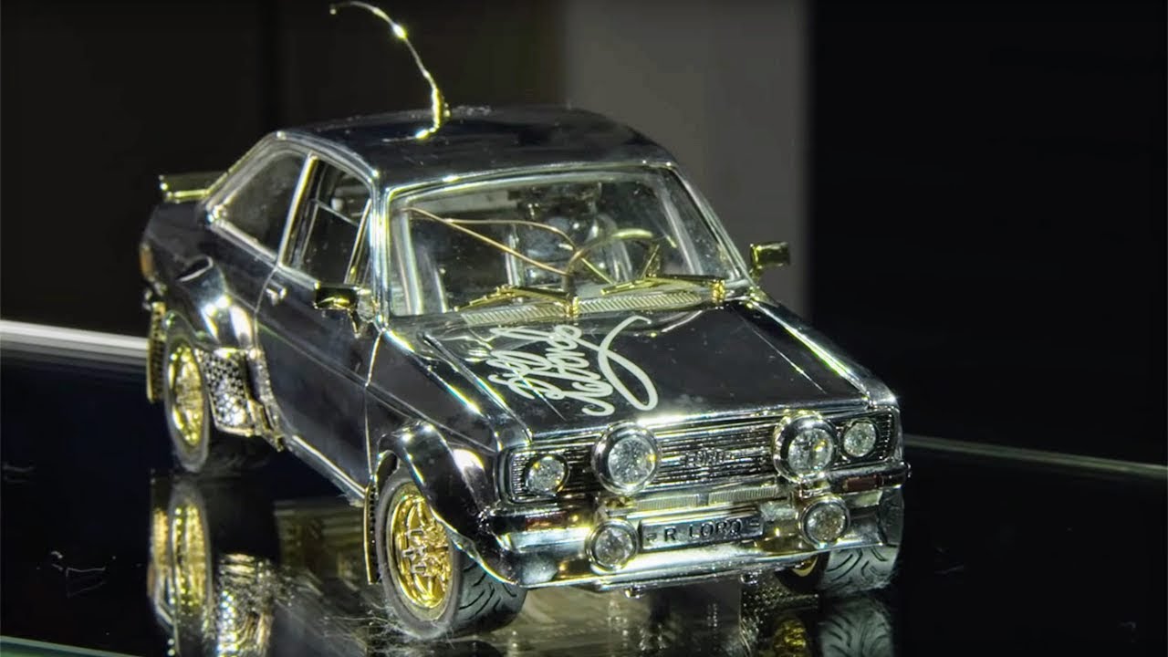 Maleńki, klasyczny Ford Escort zrobiony ze złota, diament&oacute;w i srebra.