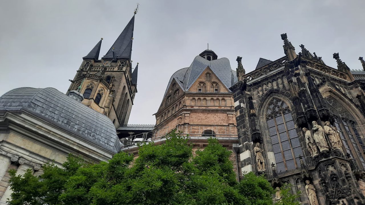Campane di Aquisgrana (D), suonata festiva. / Teilgeläute der Aachener Dom Glocken.