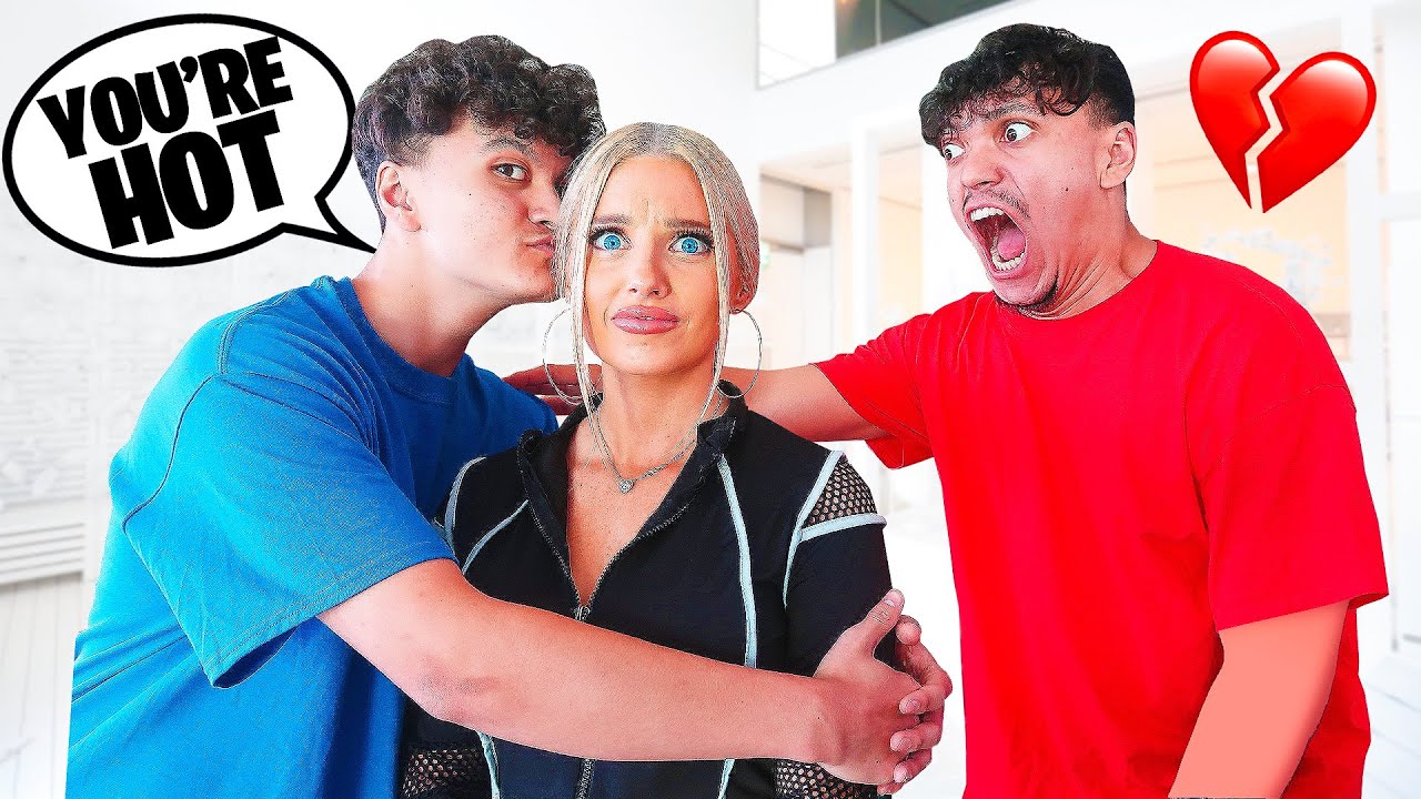 Мой младший брат флиртует с моей девушкой, чтобы посмотреть на мою реакцию (розыгрыш)