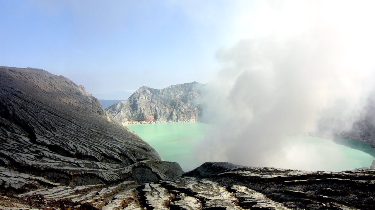 ВУЛКАН ИДЖЕН Кавах добыча серы Kawah Ijen Volcano sulfur mining
