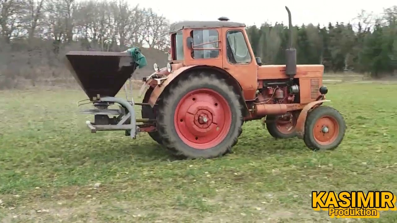 Belarus MTS 50 beim Düngerstreuen