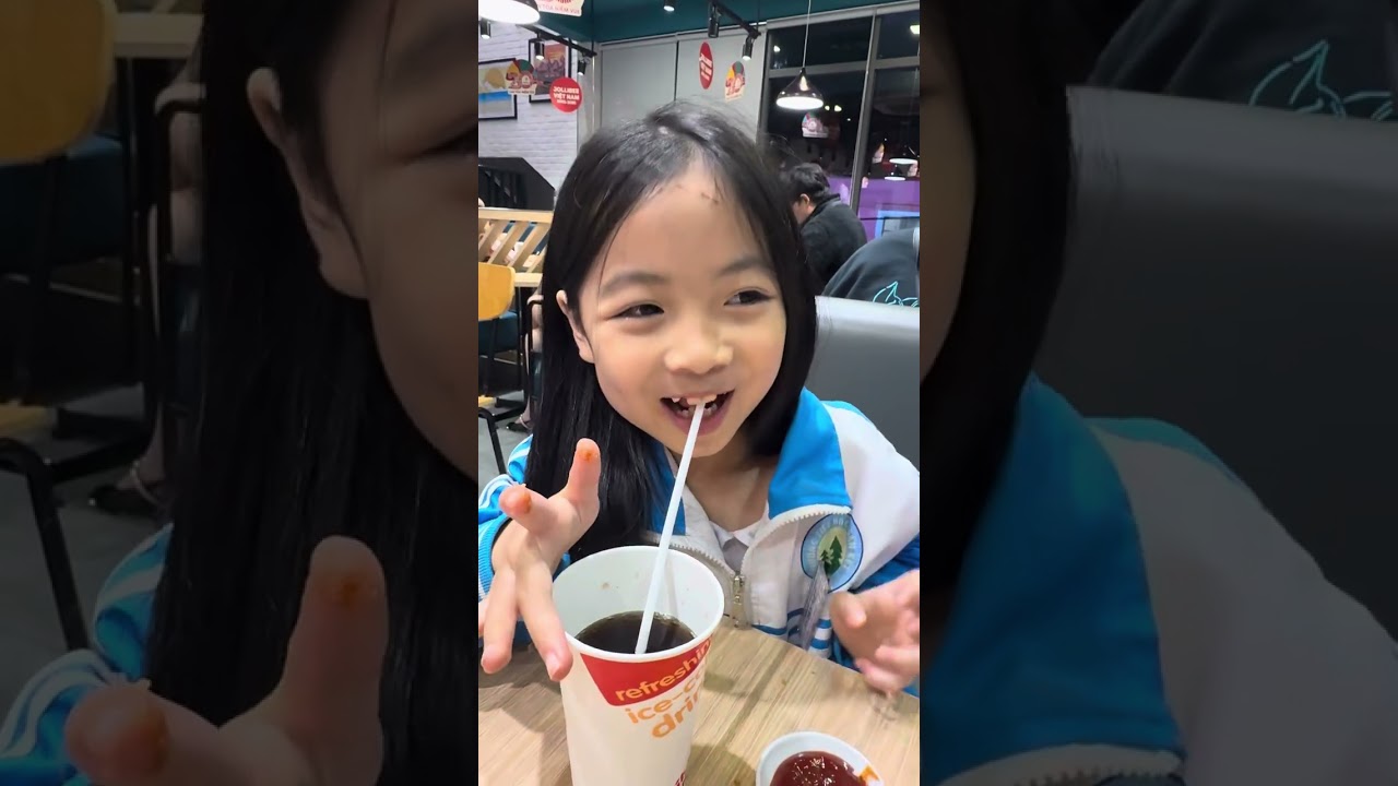 2 em bé ăn gà rán Jollibee