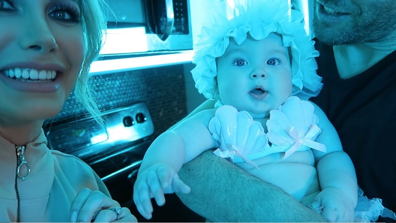 SNOWS FIRST MUSIC VIDEO (BEHIND THE SCENES) SHE SLEEPS IN A SUITCASE ON SET