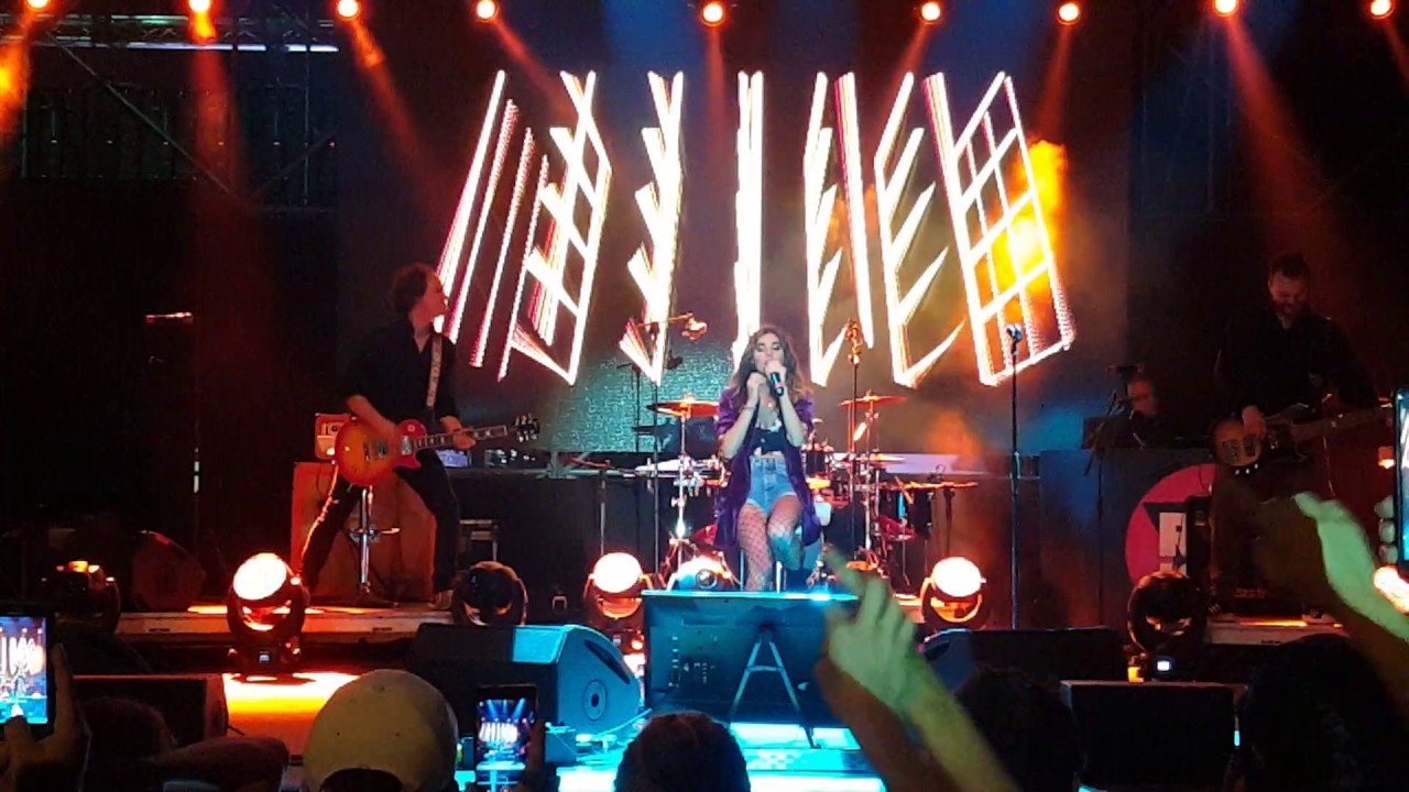 Bianca Atzei - La strada per la felicità (Live @ Pizza Village 2017 - Napoli) 22/06/2017