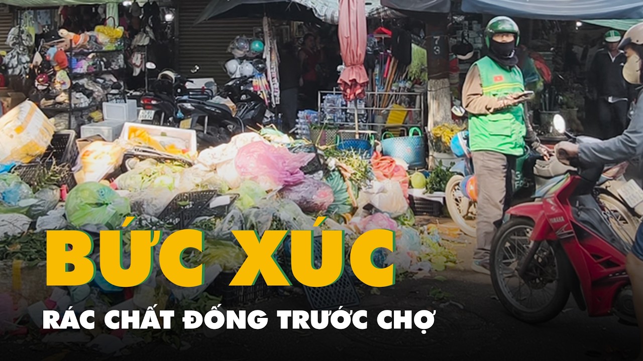 Rác chất đống trước chợ nhiều ngày không dọn, tiểu thương bức xúc
