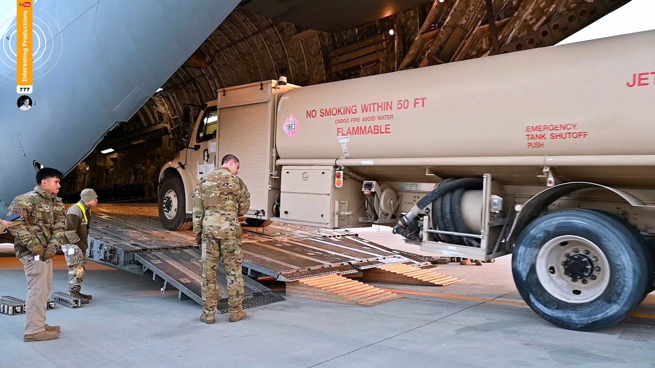 Caminhão-tanque R-11é carregado em uma aeronave C-17 Globemaster III