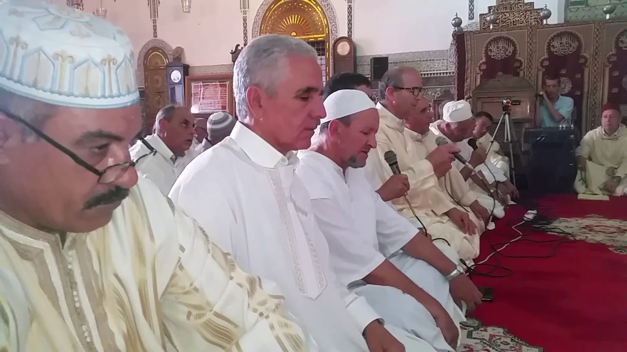 الطريقة العلاوية الدرقاوية الشاذلية كل سنة على إحياء جمع روحي في رحاب ضريح المولى إدريس الأزهر بفاس