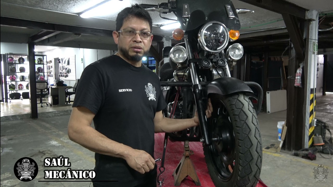 Arreglando una fuga de aceite keeway superlight 200.