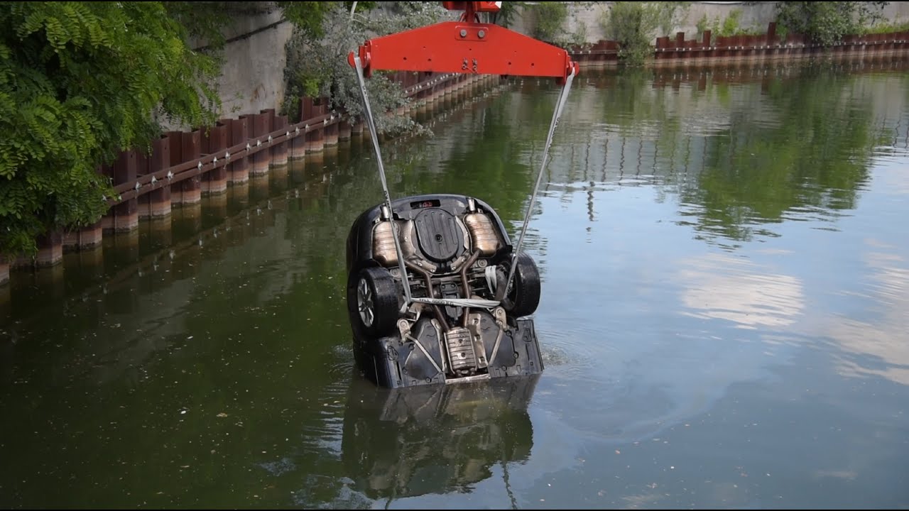 Tóba zuhant autó kiemelése tűzoltódaruval, búvárokkal | TŰZOLTÓK BEVETÉSEN