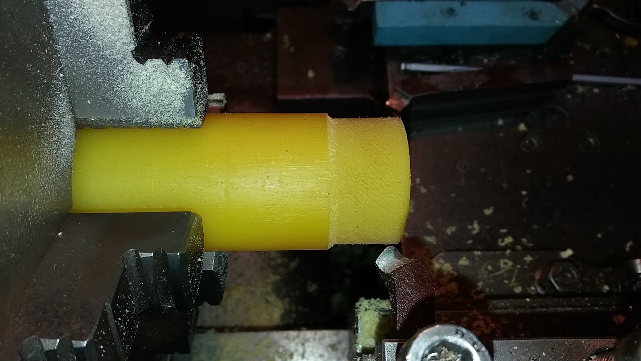 Tokarka toczenie poliuretanu pokazane z bliska (miękki i trudno obrabialny )