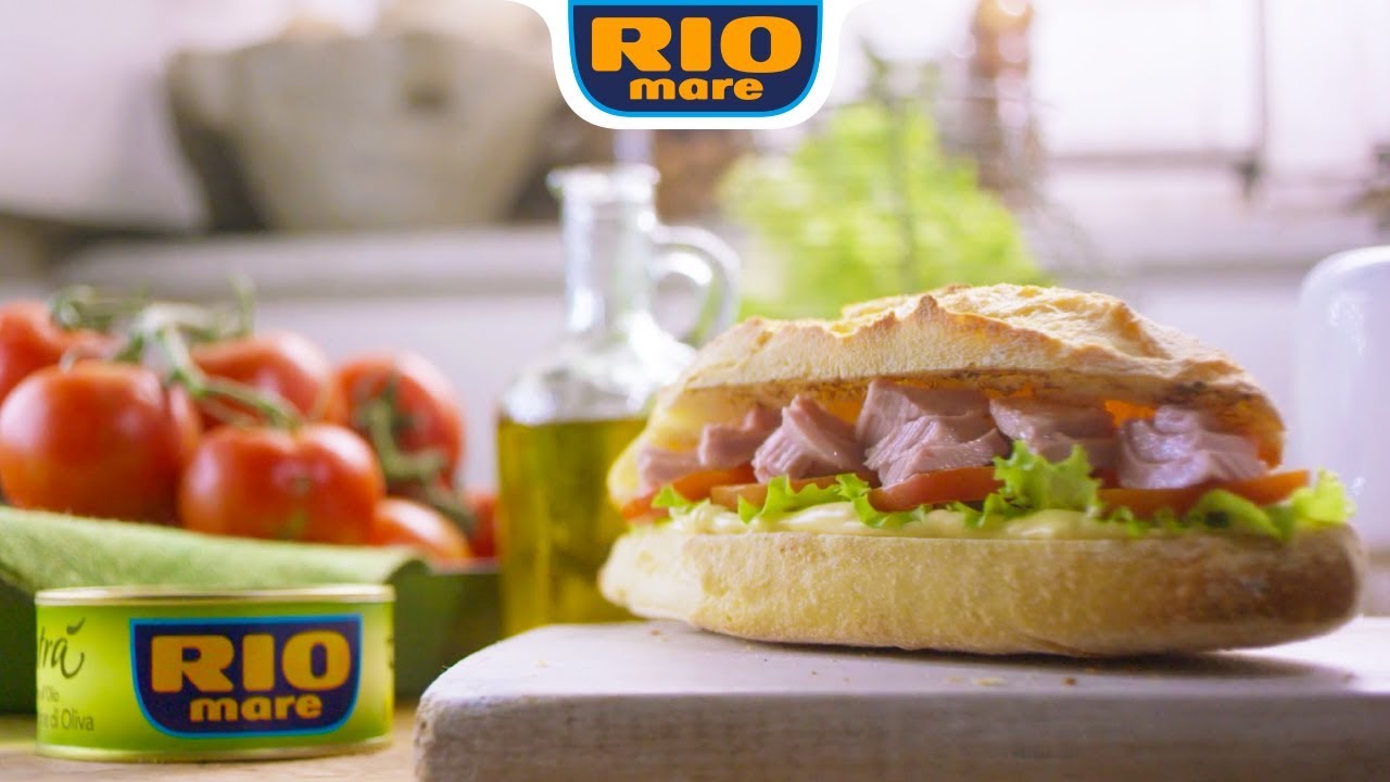 Panino con tonno, pomodoro e maionese