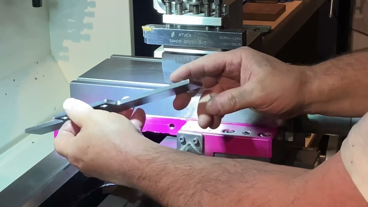 Lathe way cover, mounted with magnets