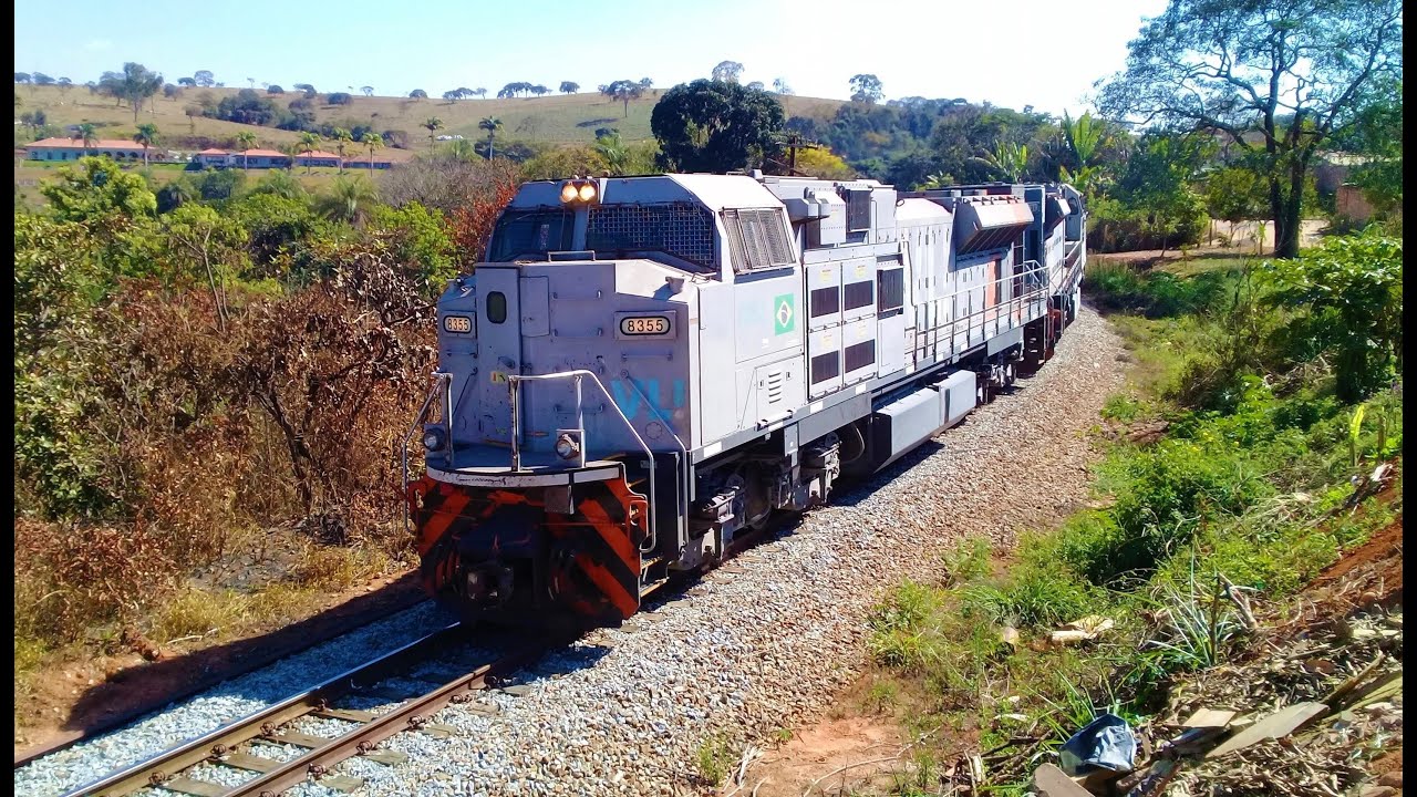 Dois trens passando na saída do pátio da estação de Juatuba MG