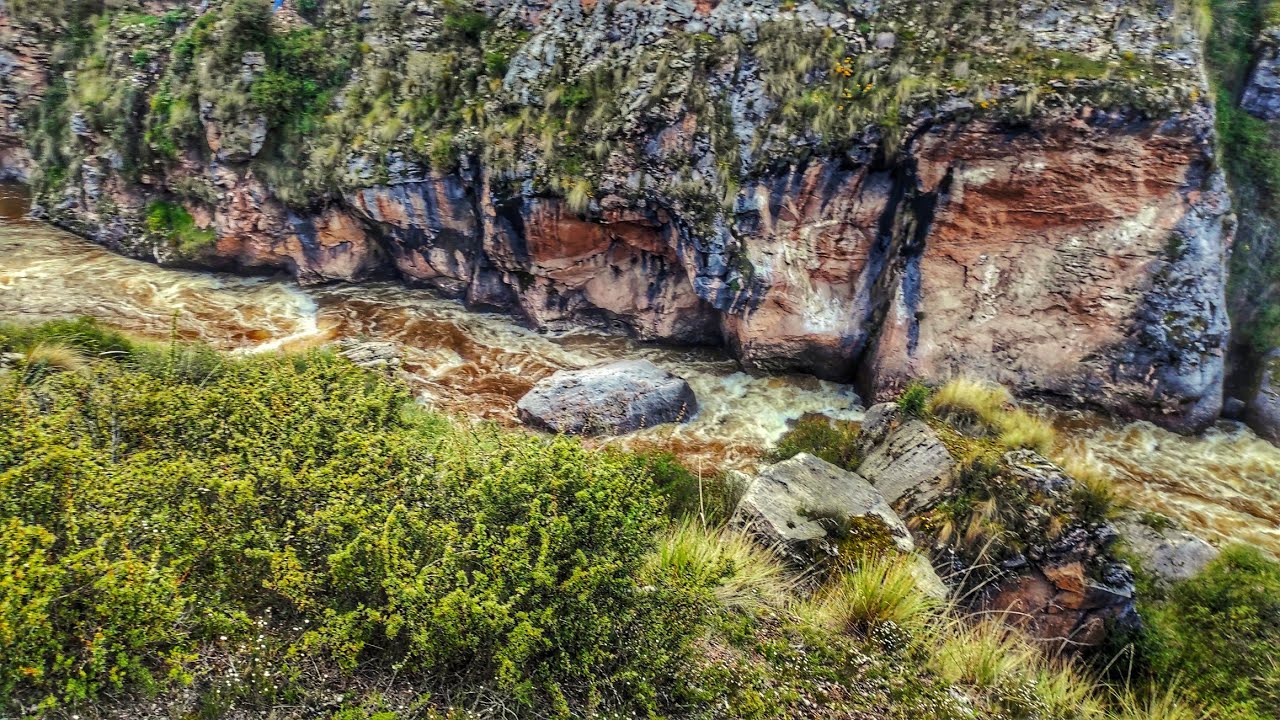 Así se ve un río del ande cargado al anochecer/Un lugar que guarda piedras volcánicas