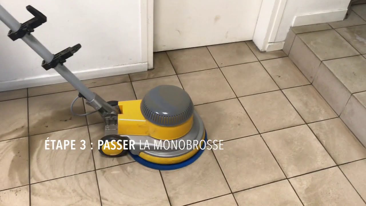 Nettoyer un sol encrass&eacute; avec une monobrosse
