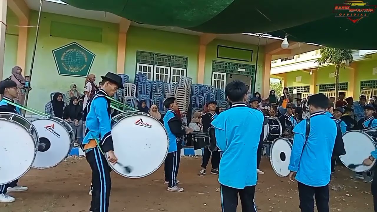 Drumband GMGA (Gajah Mada) perform Di YPI An_noer meteng Omben Sampang,