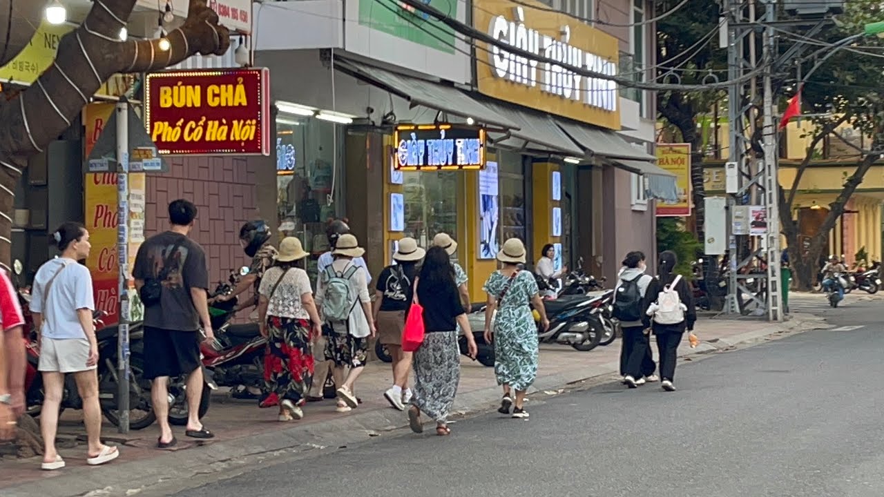 Nha Trang Khách Tây tắm biển , khách Hàn dạo phố mua sắm  #nhatrang #tintuc #travel#dulich 