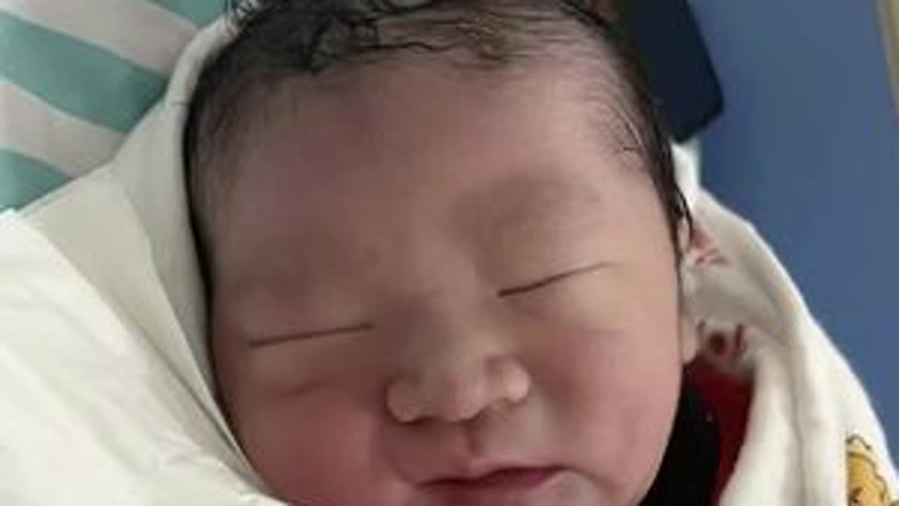 “咻”的一下，你六个月了我的肉肉，恭喜你半岁啦🎉未来很长，我们一起探索陪你慢慢长大❤️