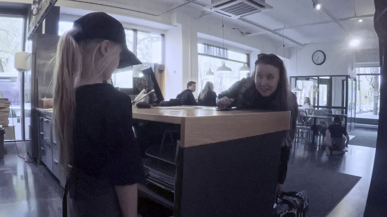 Kotipizza & Plan: Tytöt lapsityöstä koulunpenkille