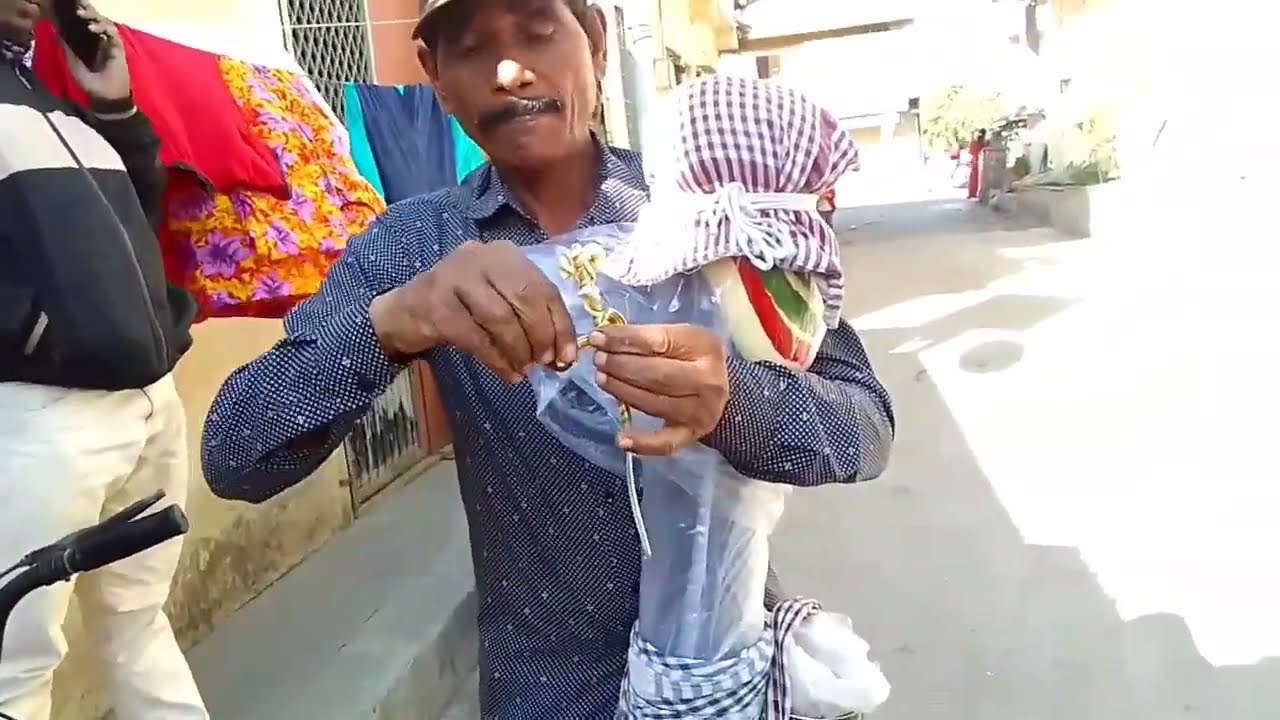 Toffee wala/टोफी वालेने बानायी बहोत सारी चिजे मुर्गा, तोता, ख्रिसमस 🌲, और भी बहोत कूछ. पुरा देखो.