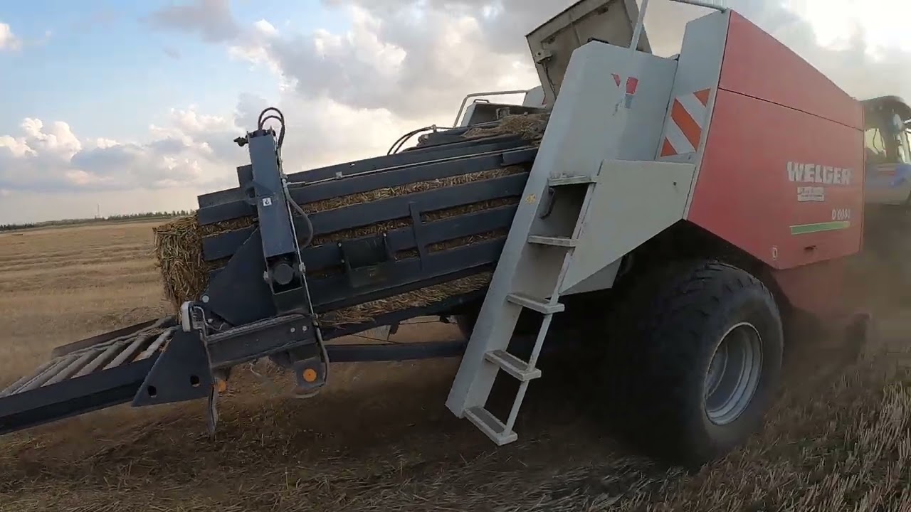 NEW HOLLAND T6.180 δουλεύει με πρέσα WELGER D6060 για δέσιμο άχυρου #farming #farmer #agro #farm