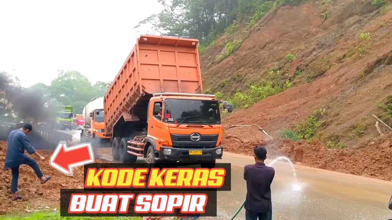 Ngeri! Truk Kapsul Muatan Semen Terjebak di Tanjakan Curam Sitinjau Lauik