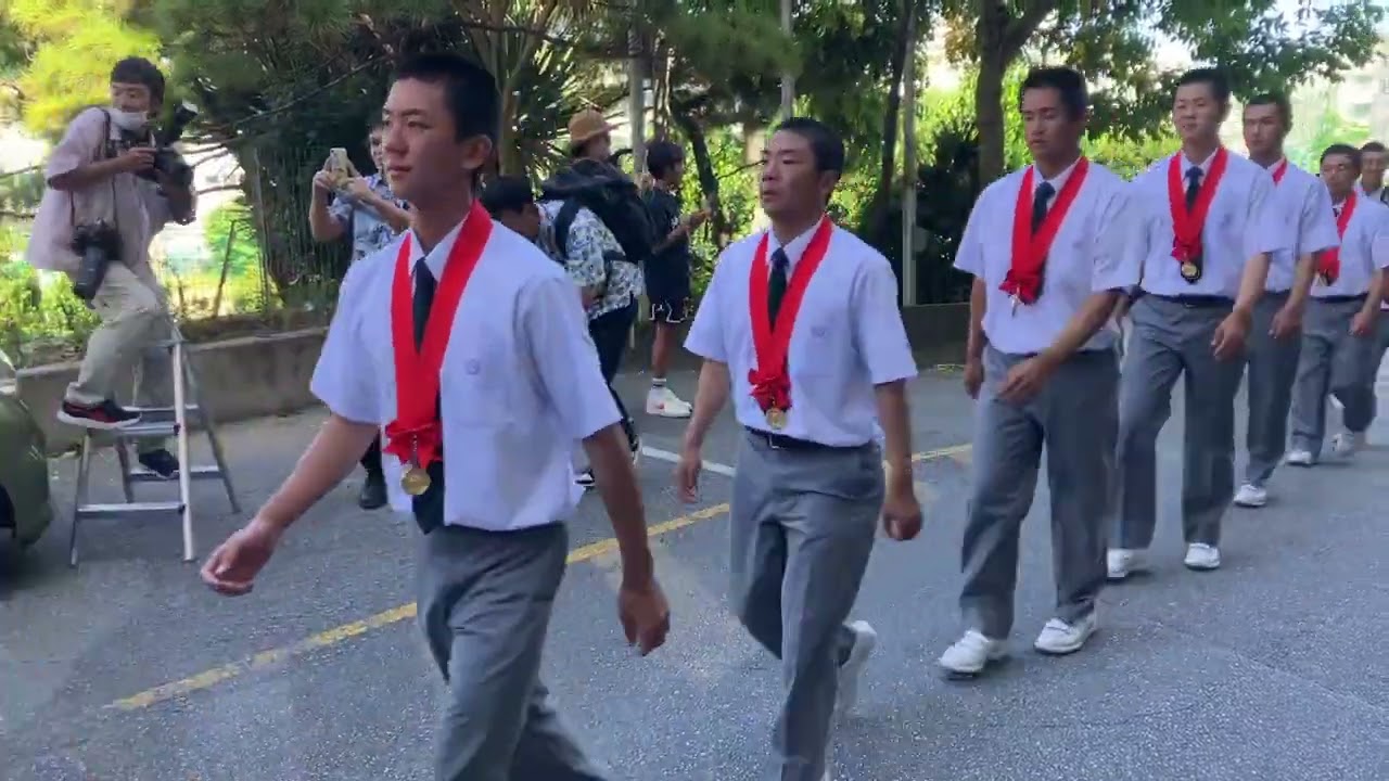 甲子園で初優勝を果たした沖縄尚学の選手たち学校に到着