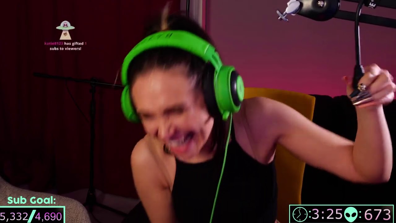 TALIA MAR STRUGGLES TO FIX HER MIC *TRY NOT TO LAUGH*