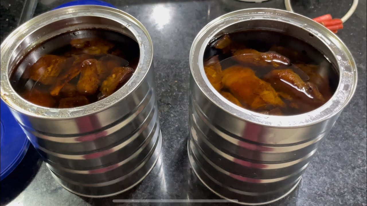 Fiz carne de lata, abri uma pinha e mostrei nosso riacho.