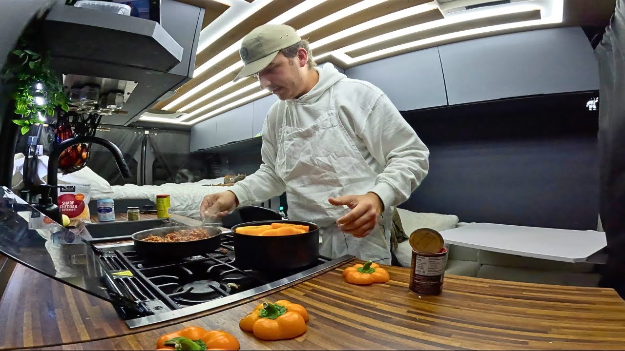 Хэллоуин в Сейлеме | Vanlife Stealth Camp & Cook