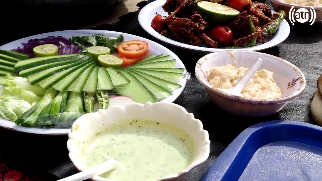 Yama Popal eating Karaye with his guest / کرایی خوری یما پوپل با مهمانش