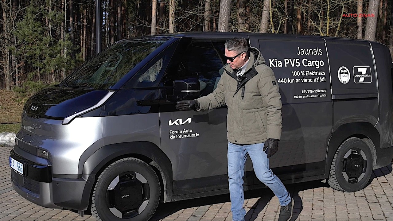 Cik lielu motociklu var iedabūt elektriskā KIA PV5 busiņā ?