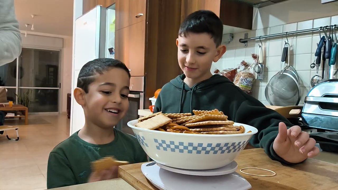 סהר וינאי מכינים חטיף קראנצ'י