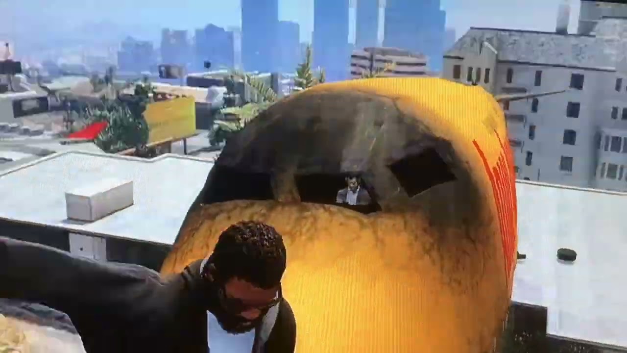 Играю в GTA 5, управляя самолётами.