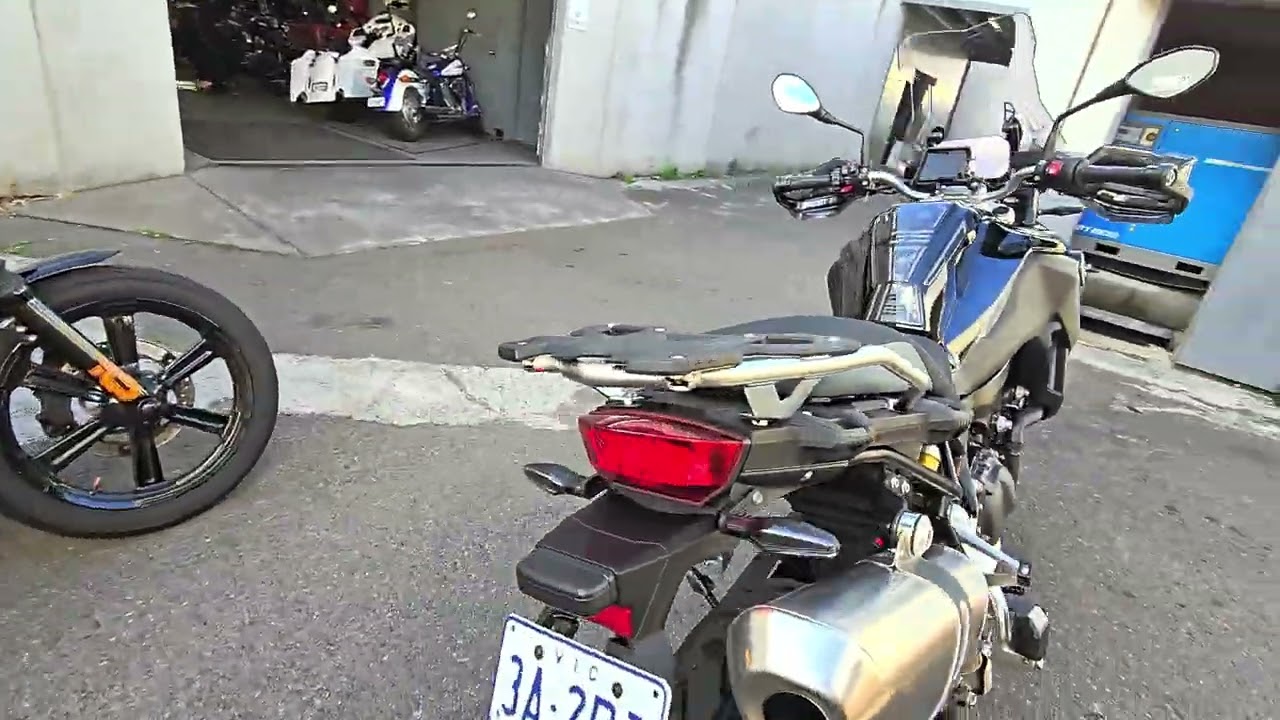 #U23884 F800