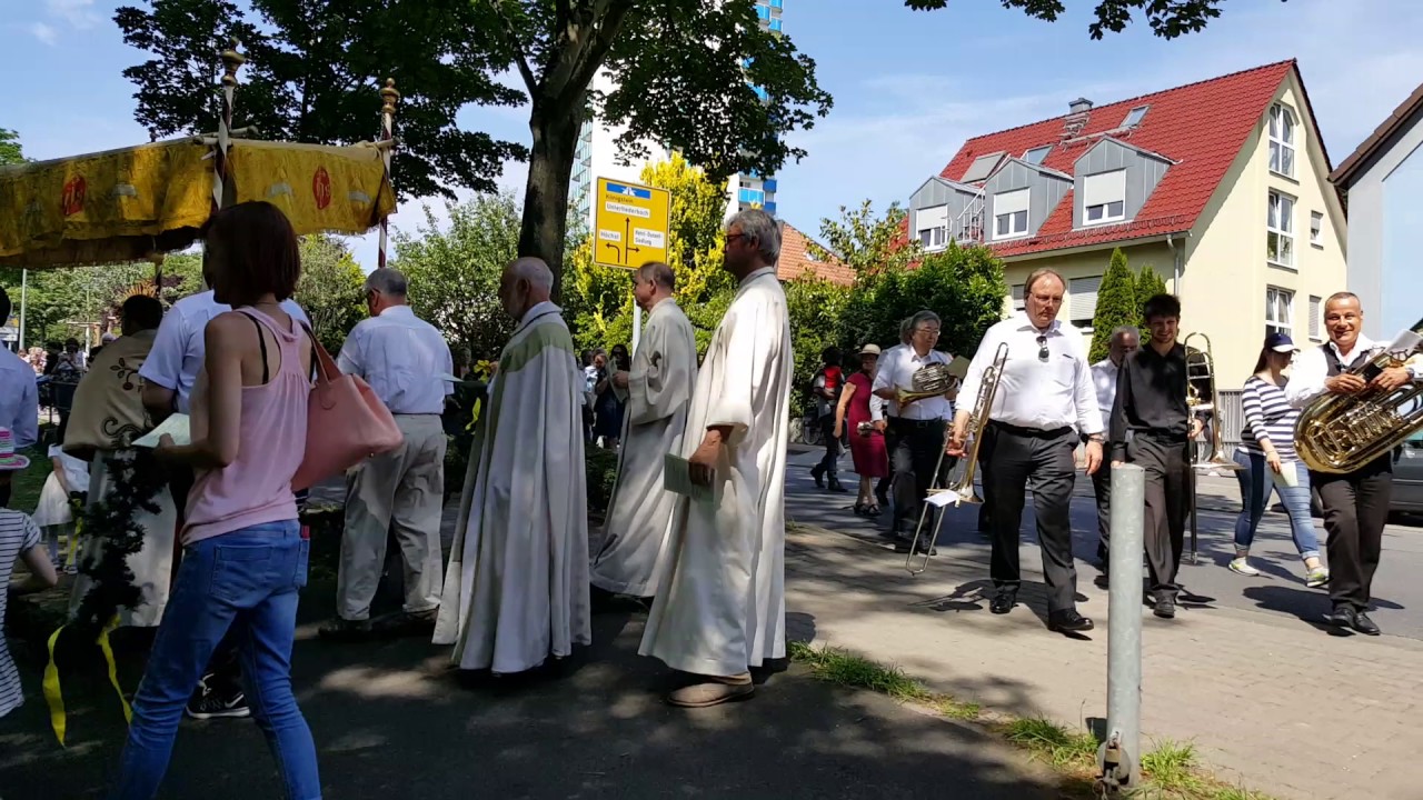 Fronleichnam-Prozession - Zwischenstopp an der Nothelferkirche