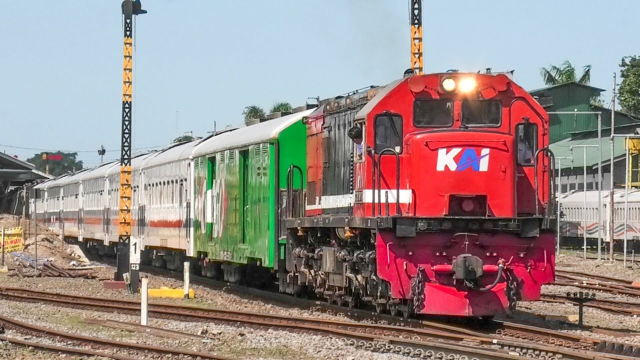 BLITAR JAKARTA DITARIK LOKOMOTIF GANTENG CC 201 MERAH ! SIBUKNYA KERETA API SIANG DI STASIUN BLITAR
