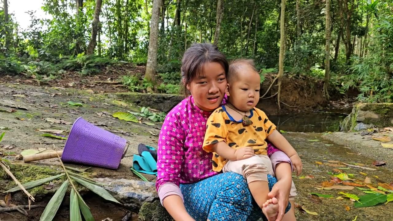 The mother took her child fishing and unfortunately fell - lý thi My