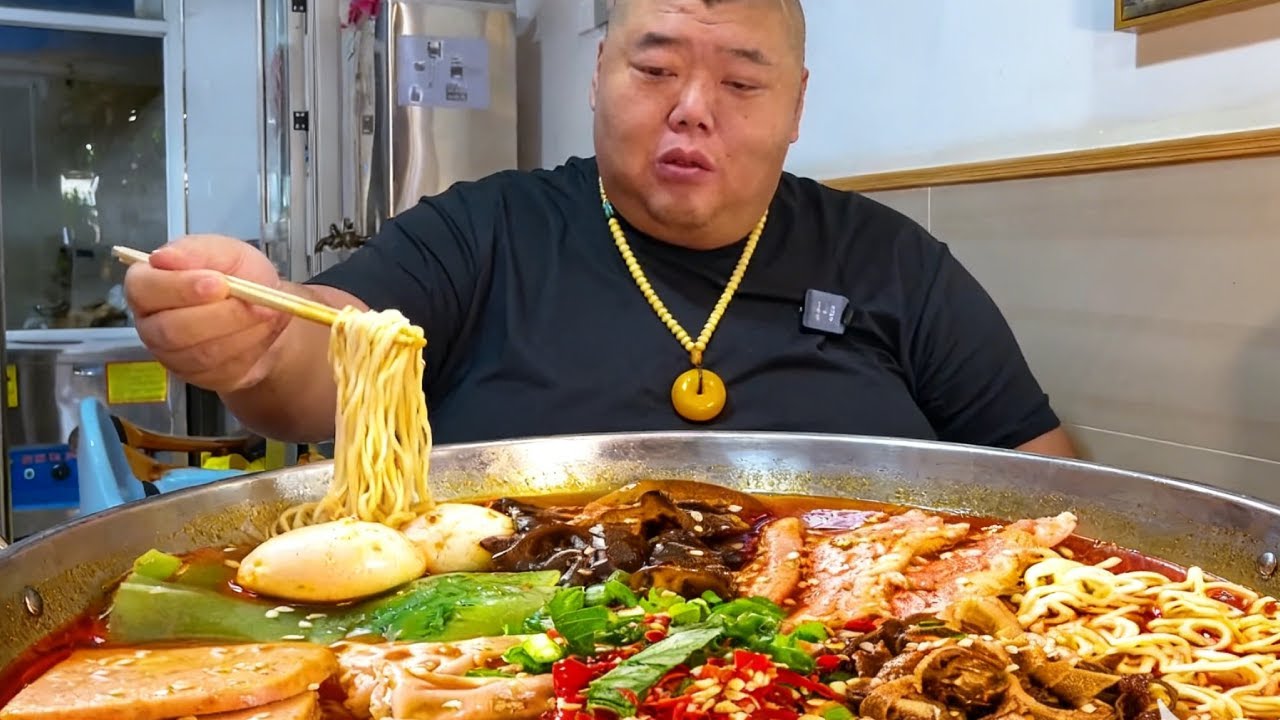 来丽江必吃过桥米线！猴哥一口沦陷越吃越香，顺滑劲道吃到根本停不下来！【胖猴仔】