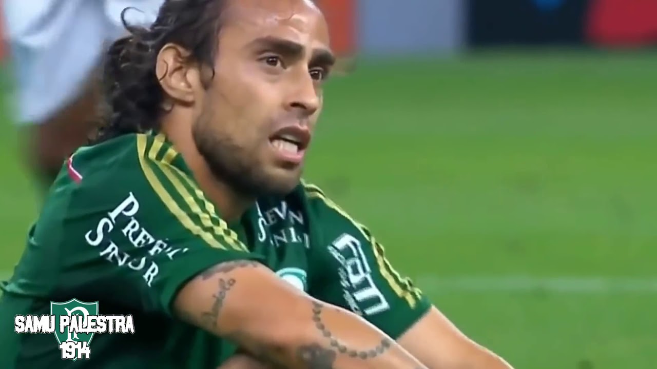 Jorge valdivia quando jogava contra a equipe do corinthians