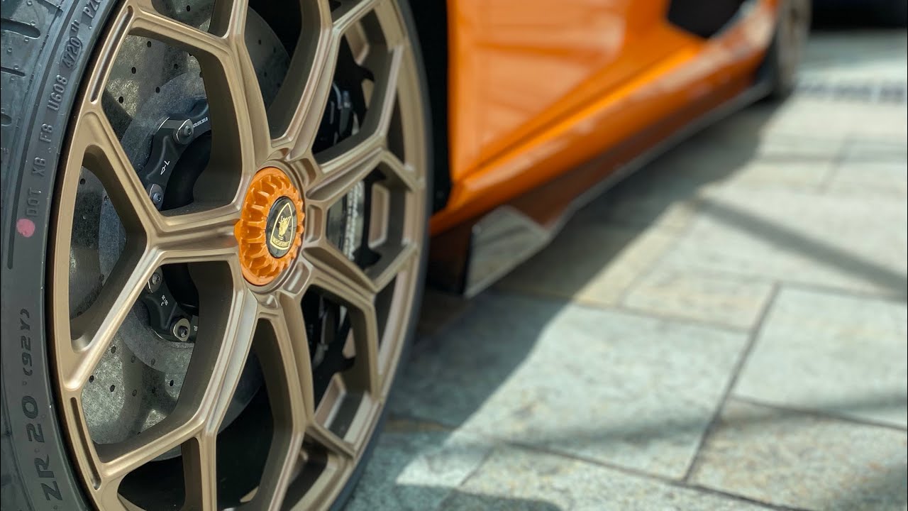 Lamborghini Aventador SVJ roadster orange à Monaco !