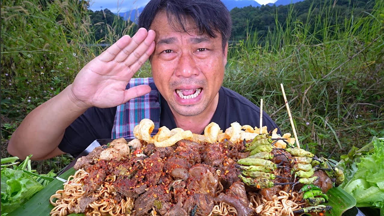 Spicy boat noodles with delicious pieces of meat