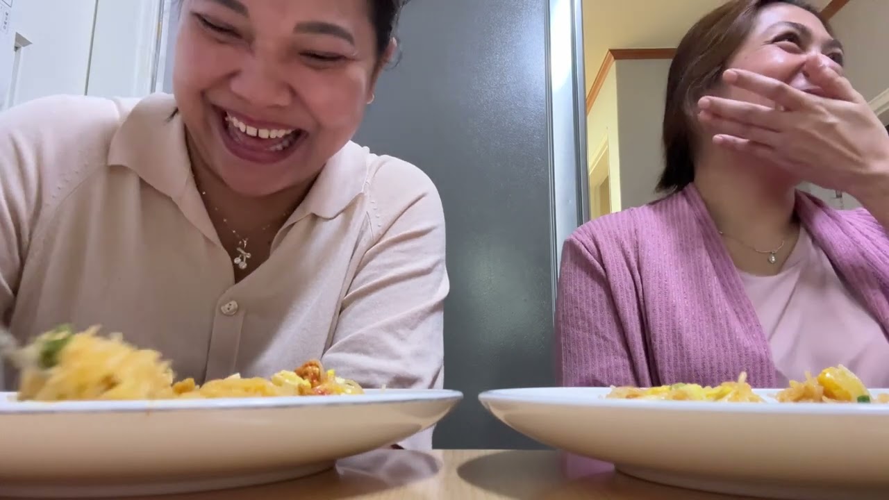 Napakabait ni ate pinagluto kami palabok ang sarap.Ang saya ng chikahan