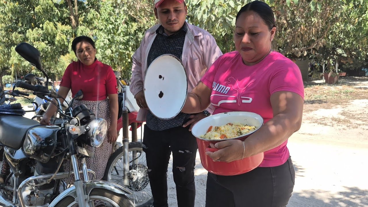 Rosa fue la chef de la fiesta y nos llevó este rico pepian con tamalitos blancos😋