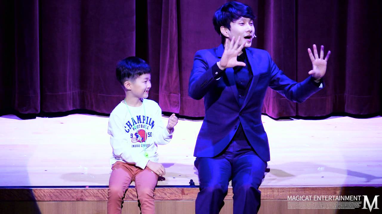 김유정국 [카멜레온 실크] : Magician JK Kim U - [Chameleon Silk Trick with A Child ]