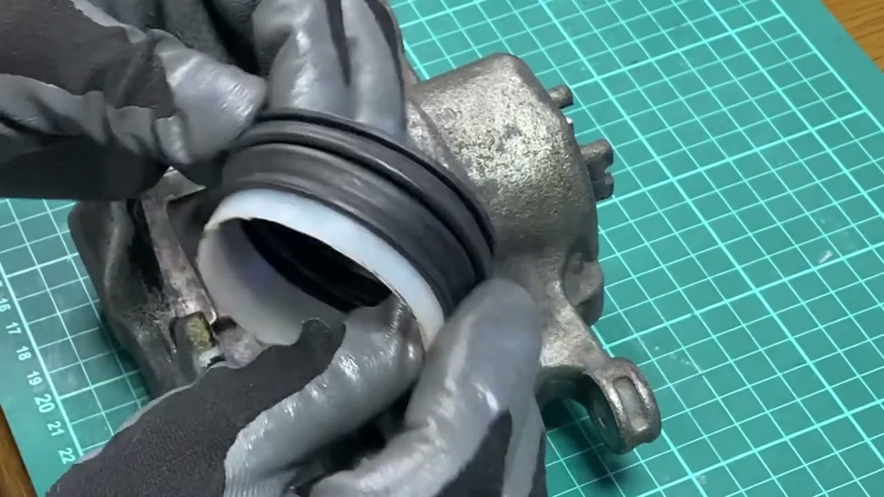 ブレーキキャリパー　ダストブーツ取り付け　ピストン挿入　工具